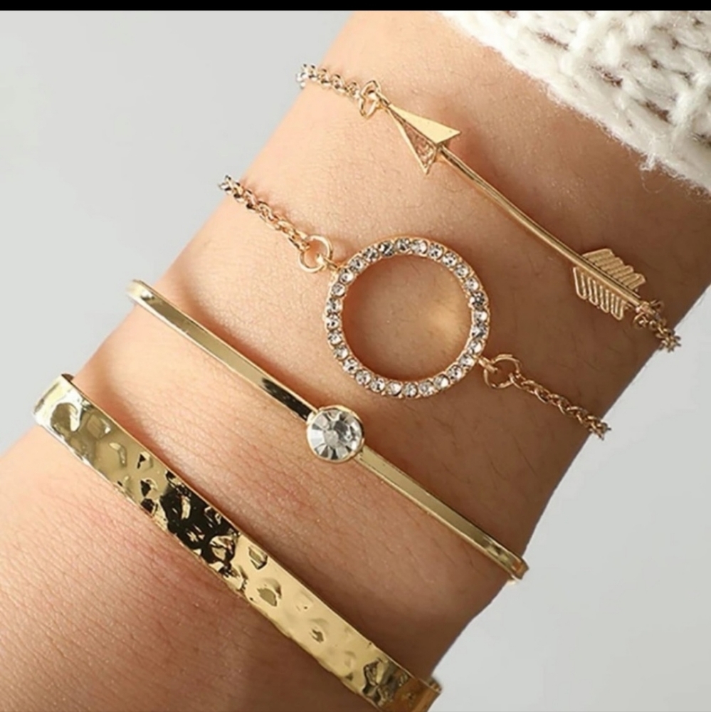Moda 4 piece Gold Arrow Bangle Bracelet Set